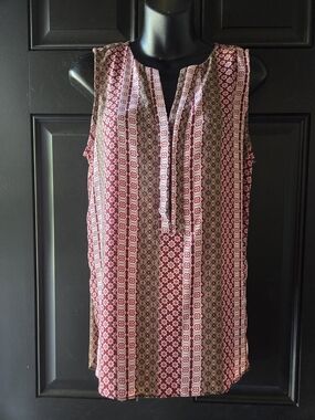 Sleeveless Printed Split-Neck Top in Burgundy & Cream